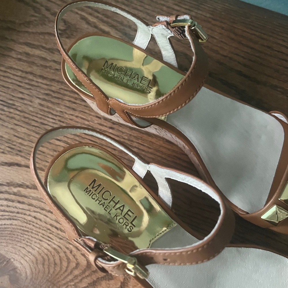 Michael Kors Platform Sandal Caramel Shade w Gold Studs Size 7  In The Box  NWOT - Picture 5 of 11